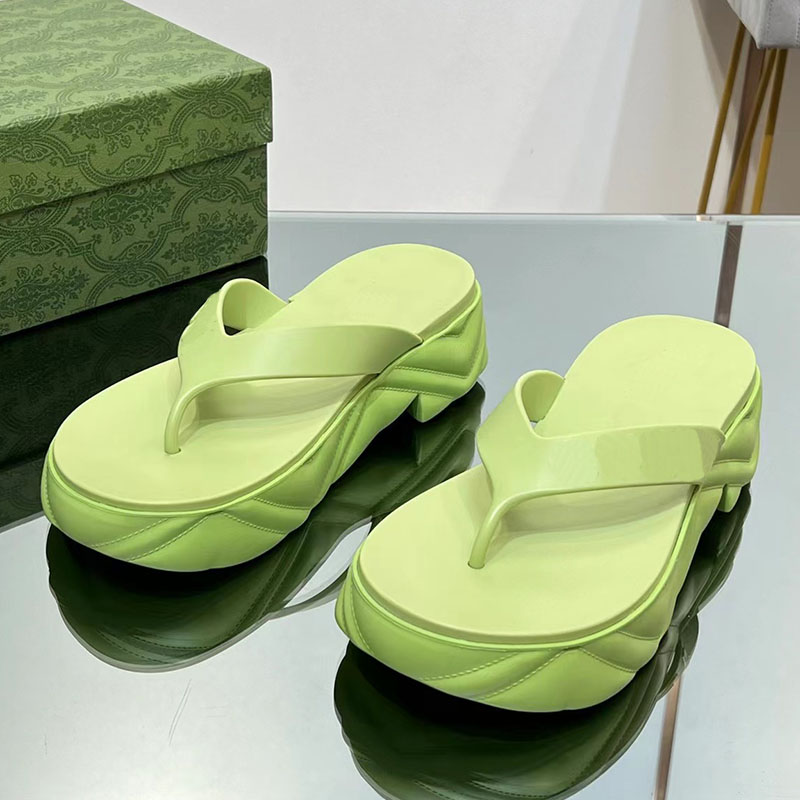 2024 Designer luxury platform flip-flop slide slippers womens 100% leather pure color beach soft-soled non-slip sandals Ladys outdoor wearproof sponge shoes size 35-40