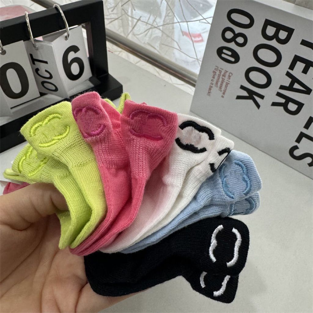 Baumwollsocken für Damen, klassische Socken, Hausschuhe, Designer, kurzer Buchstabe, atmungsaktiv, Bonbonfarben, Mischen, Mode, Sport, Freizeitsocke, Luxus, lässiger Komfort