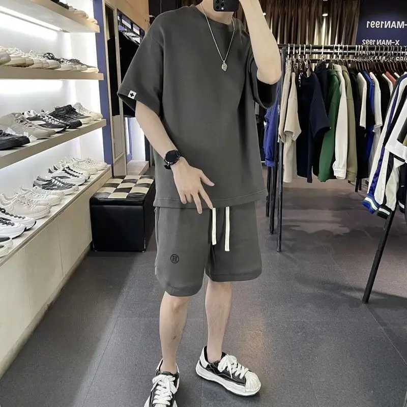 Męskie dresy letnie swobodny garnitur z krótkim rękawem Koreańska edycja trend wszechstronny luźne w stylu Hongkongu Sports Shorts Dwuczęściowy zestaw Freshing J240305