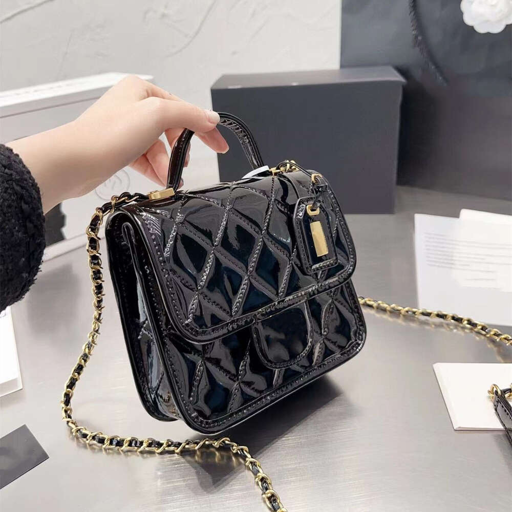 Factory Wholesale Designer Bagsxiaoxiang Jiaxiang New Womens Black Diamond Grid Lacquer Leather Handheld Nameplate Tofu Poor Bag