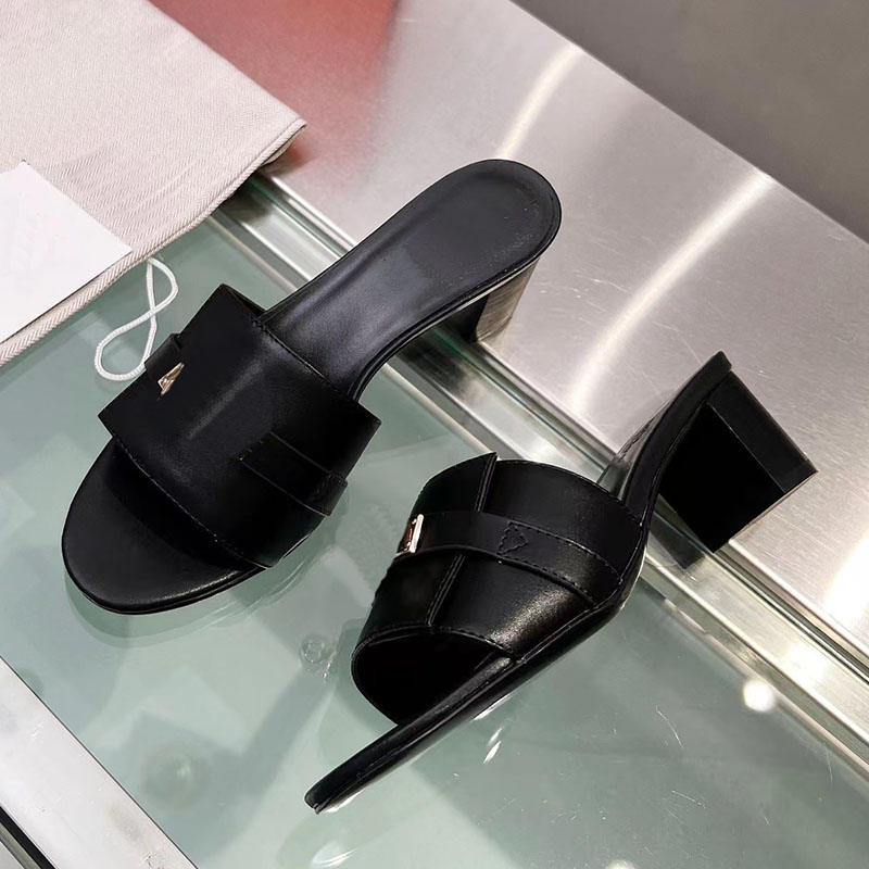 2024 designer dames luxe vintage slippers met vierkante kop Slippers dames echt leer pure kleur metalen slot buiten sandalen met hoge hakken dames open teen schoenen