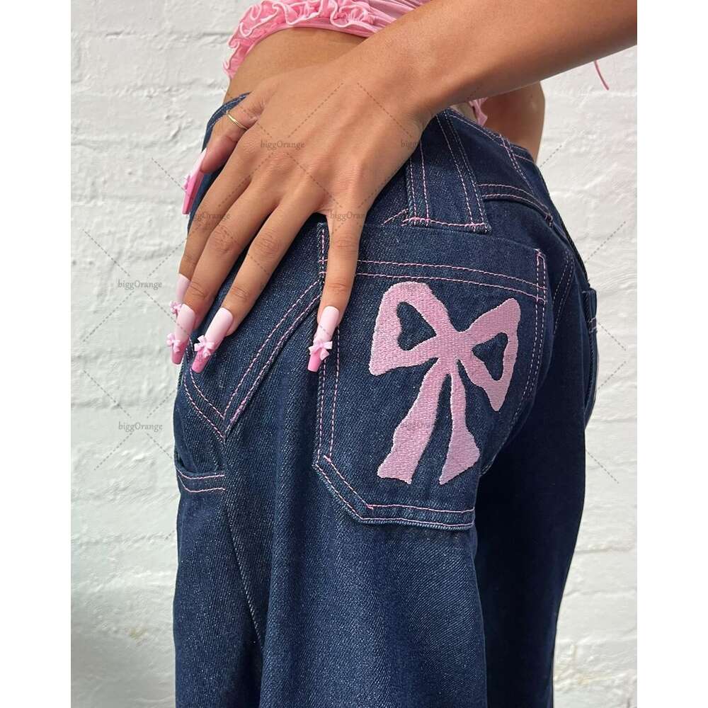 Einfache 2024 neue amerikanische 90er Jahre Low-Rise-Jeans Damen Vintage bestickte Schleife Muster Street Trend gerade Hose mit weitem Bein