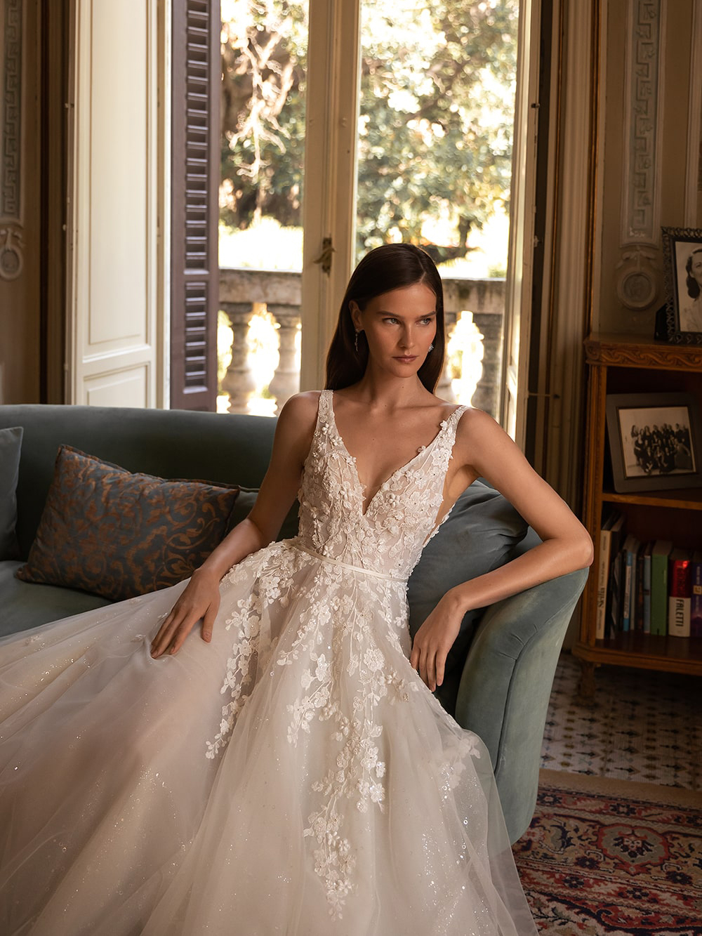 Abito da sposa a-line in tulle lucido con scollo a V. Applicazioni semplici senza spalline Abiti da sposa con applicazioni in pizzo possono essere personalizzati