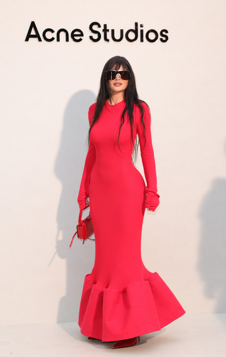 Kylie Jennor 2024 Faris Fashion Weekルックブラックベルベットイブニングドレスレッド長袖マーメイドABIC ASO EBIパリファッションウィーク滑走路ファッション