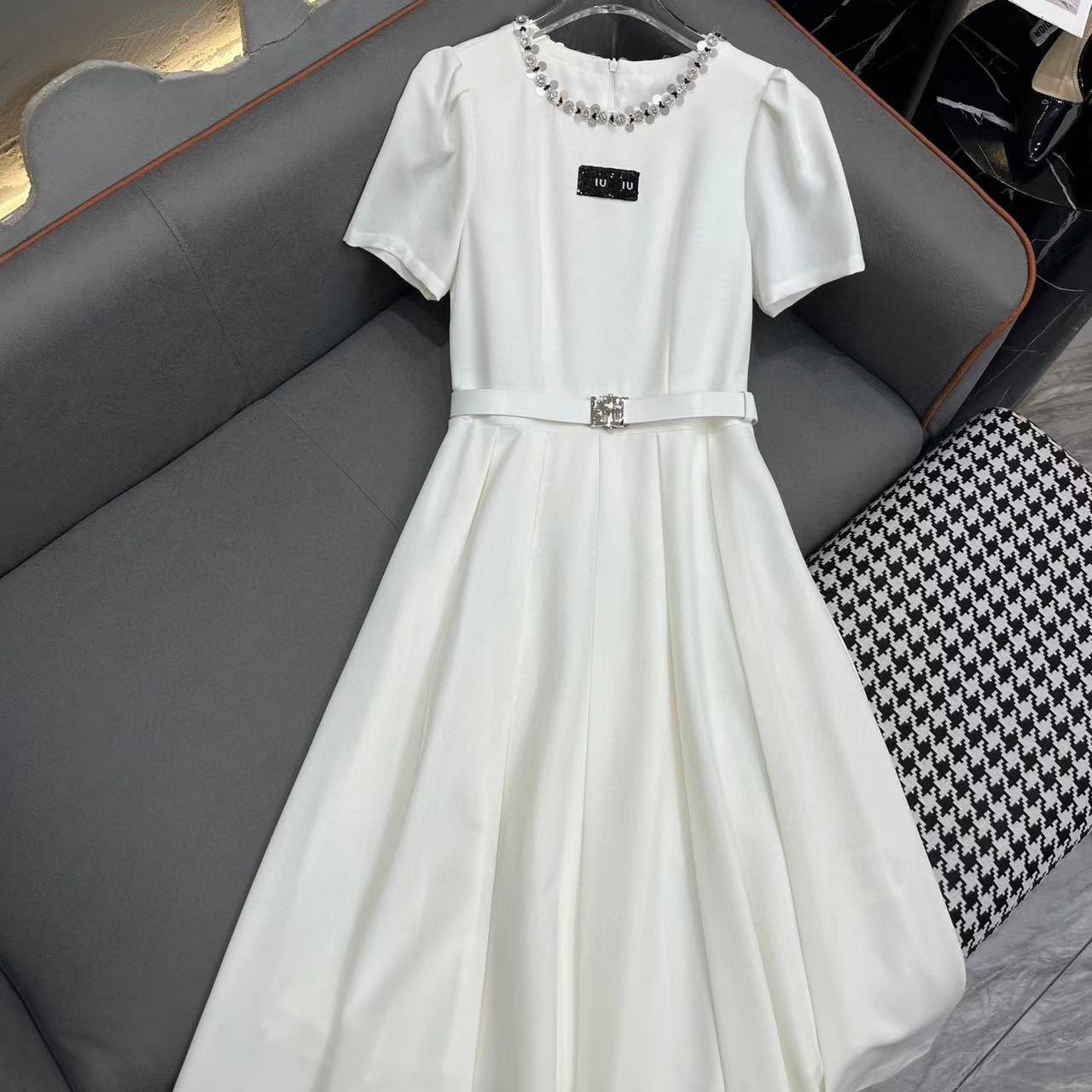 Moda lüks tasarımcı elbise iu titizlikle tasarlar boncuklar kemer elbisesi prenses tarzı ile küçük yuvarlak boyun