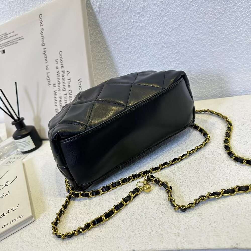 Bolso de diseñador Cuero suave Gran capacidad Bolso de hombro con cadena de rejilla de diamantes de moda Invierno Nuevo cubo de estilo occidental con cordón cruzado