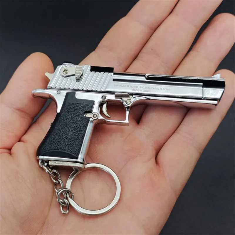 Gun Toys 1 3 Högkvalitativ metallmodell Desert Eagle Keychain Toy Miniature Pistol Collection With Eloy Pendant For Gift 240307