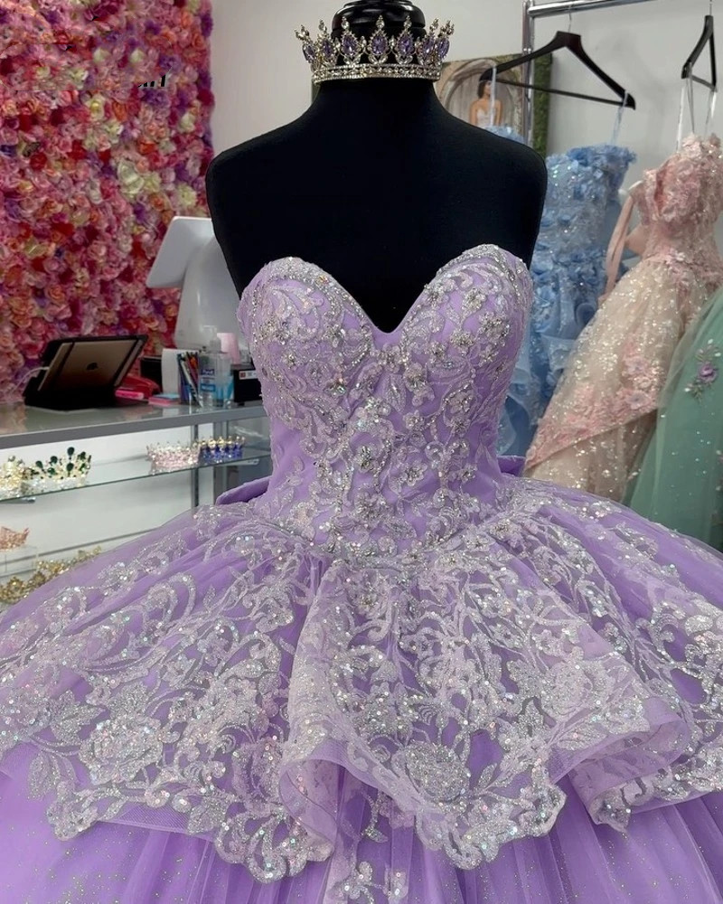 2024 Lilas Quinceanera Robes Chérie Argent Dentelle Appliques Broderie Perles De Cristal Tulle Peplum Robe De Bal Robe D'invité Soirée Robes De Bal Corset Retour