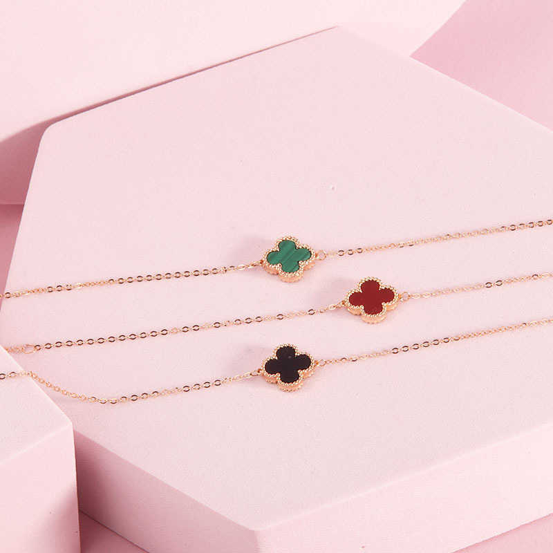 Bracelet en V trèfle à quatre feuilles bracelet à fleur unique pour femme pendentif en jade rouge en or rose 18 carats dans un design de niche de luxe léger à offrir à sa petite amie