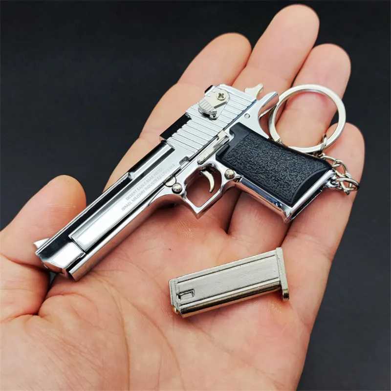Gun Toys 1 3 Högkvalitativ metallmodell Desert Eagle Keychain Toy Miniature Pistol Collection With Eloy Pendant For Gift 240307