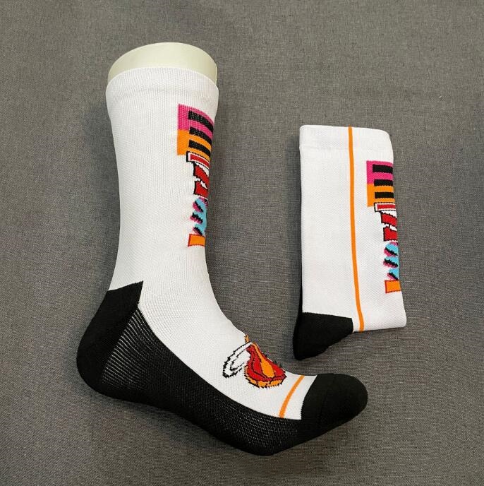 Män basket strumpor mode förtjockad handduk botten material strumpor multipel färg hög topp rinnande strumpor sport knä sock