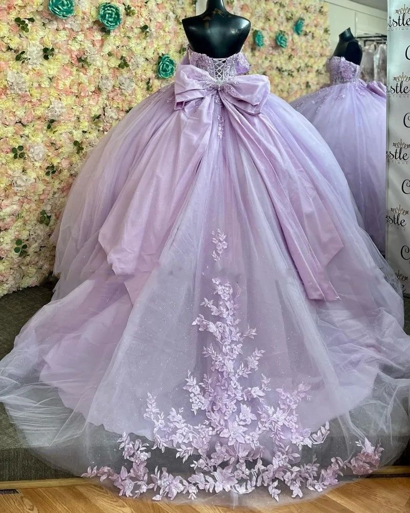 2024 lila quinceanera klänningar från axel spetsar applikationer kristallpärlor blommor boll klänning gästklänning kväll prom klänningar korsett med båge