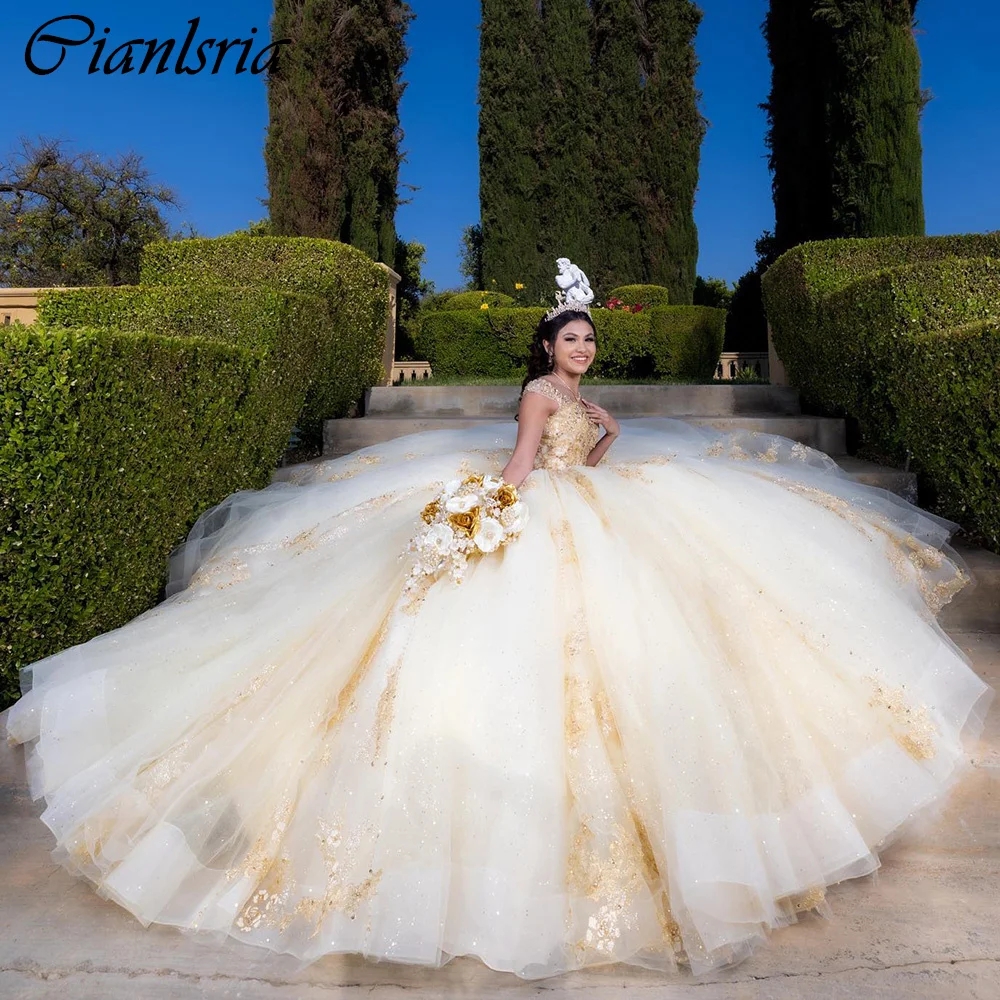 Abito da ballo con perline di cristallo dorato Abiti Quinceanera con spalle scoperte Appliques Corsetto in pizzo Abiti da 15 anos