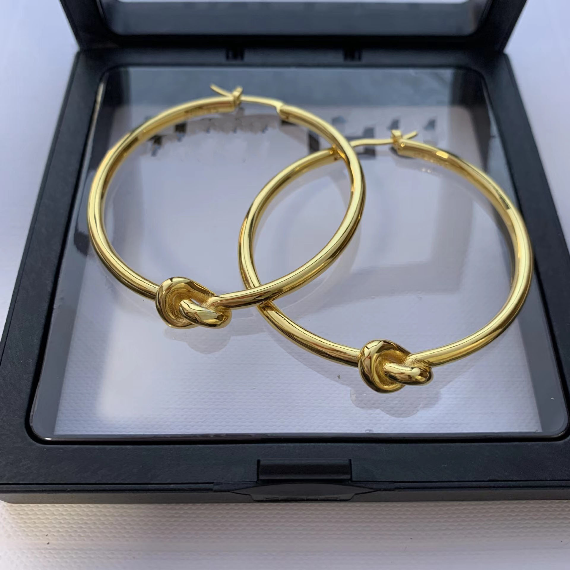 Orecchini a forma di anello semplice con nodo a cerchio grande, lusso leggero ed esagerato, design di minoranza femminile, orecchini in oro di alta qualità, orecchini