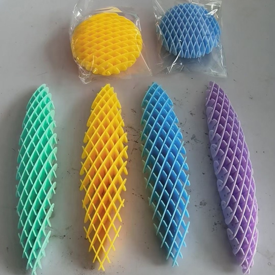 Hot Selling 10cm Compression Elastic Net Fidget Worm Deformation Worm Poppet Release Fingertip Sensor Compression Toy Keychain