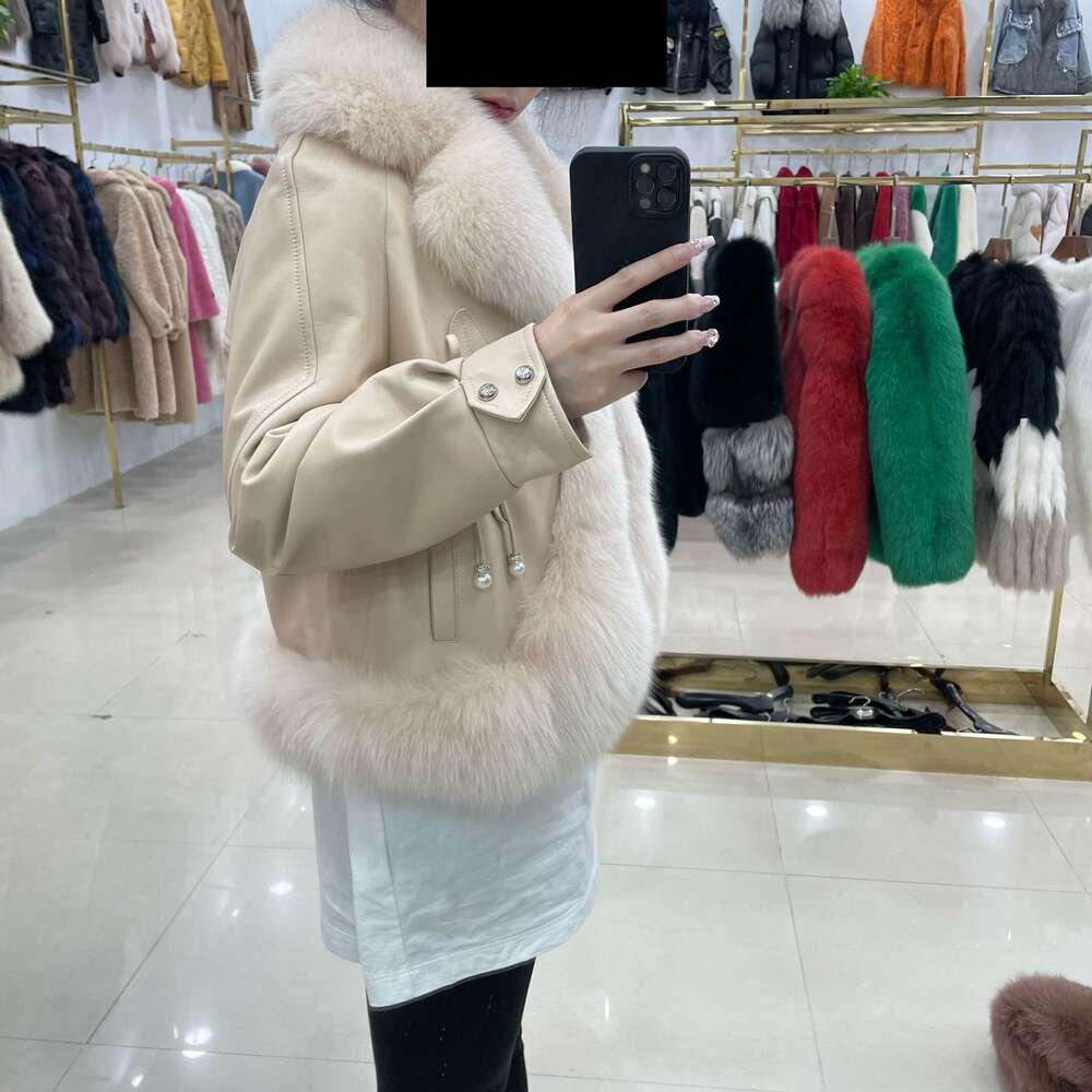 2023 Haining New Autumn/Winter Short Style Light Luxury Celebrity Fox Collar Leather Integrated Sheepskin Fur Coat For Women 686498