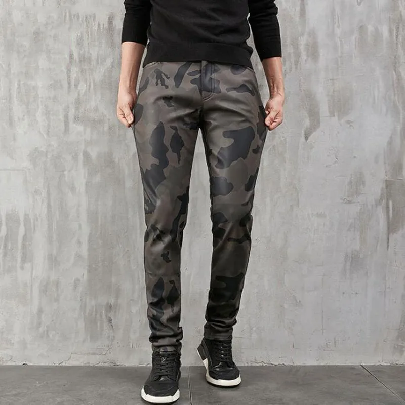 Erkek kamuflaj sahte deri pantolon baskılı pu deri pantolon erkek moda lokomotif deri pantolon artı boyutu