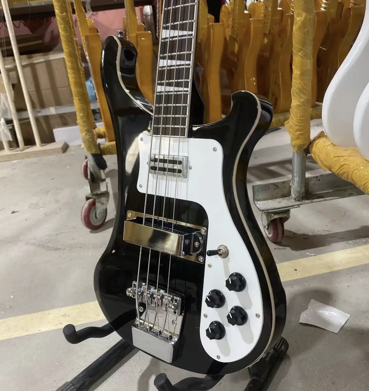 Özel Rickenback 4003 Elektro Gitar, Bas gitar, Basswood gövdesi, siyah renk, gül ağacı klavyesi, 4 telli