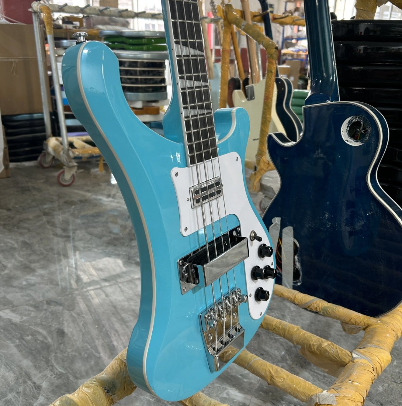 Guitarra elétrica personalizada Rickenback 4003, baixo, corpo de basswood, cor azul celeste, escala de jacarandá, 4 cordas