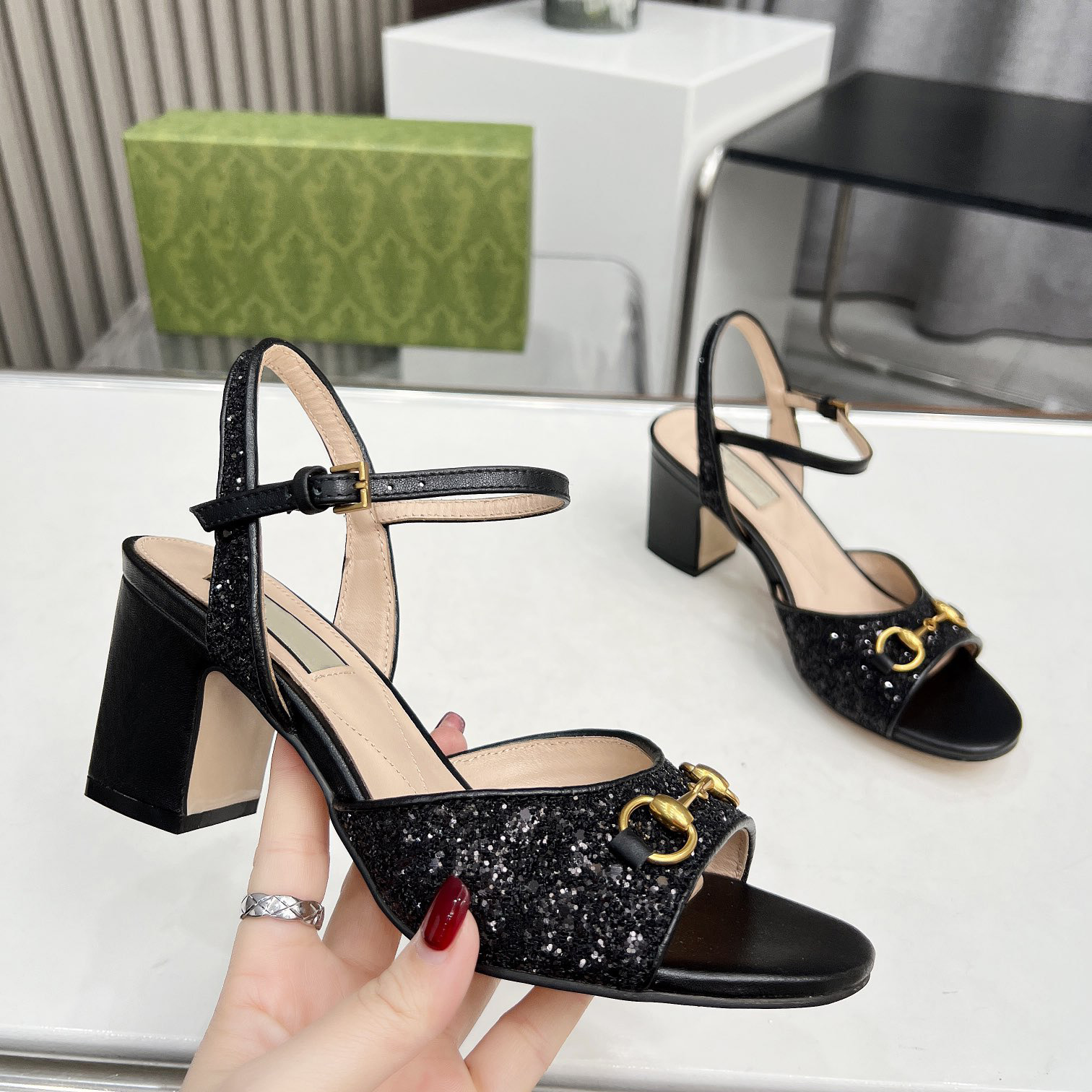 2024 Nieuwste HOGE Kwaliteit glanzende Sandalen Slippers vrouwen bling Luxe Echt Leer Mode dikke hak slingback metalen gesp party schoenen jurk merk Designer