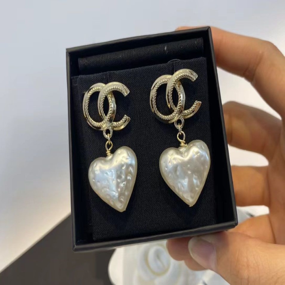 Pendientes con dije de corazón de perlas blancas Material de cobre brillante forma personalizada Marca de moda pendientes de lujo clásicos diseñador para w2407