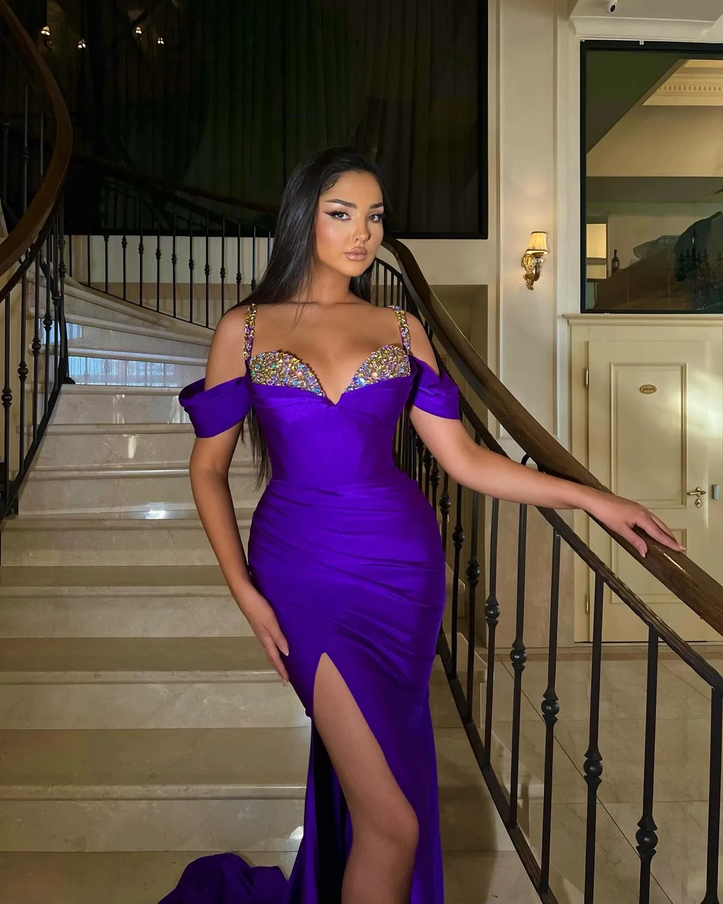セクシーな紫色のマーメイドウエディングドレスラインストーンストラップフォーマルなイブニングドレス特別な機会のためのエレガントなオフショルダースプリットパーティードレスプロムレスYD