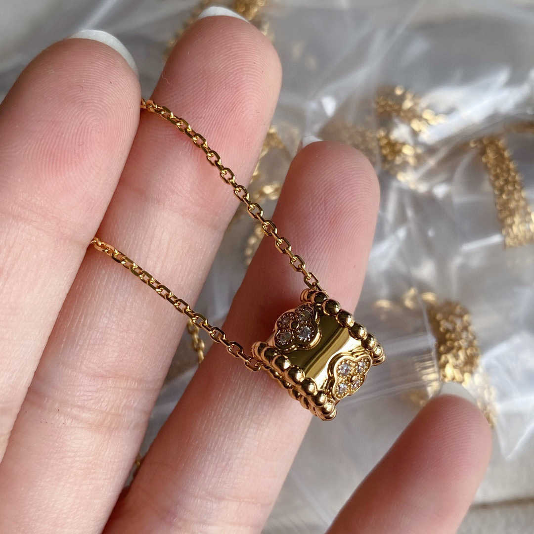 Designer Pendant Necklace Sweet Love Vanca Jade V-Gold Kaleidoscope Halsband med tjock guldplätering och Diamond Inlay Necklace Kvinnlig Internet Celebrity DAP5