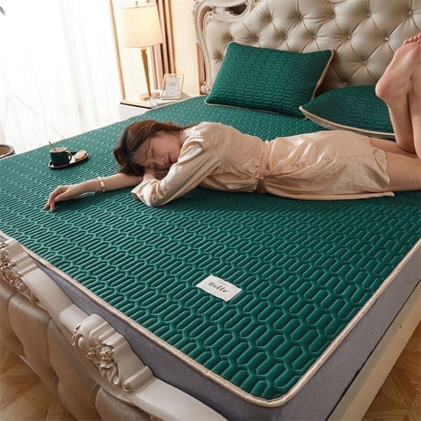 Summer Cooling Bed Mat Ice Silk Cooling Mattress Foldable Soft Bedding Sets Cool Sleep Pillowcases Full Size Bed Protector 201210249E