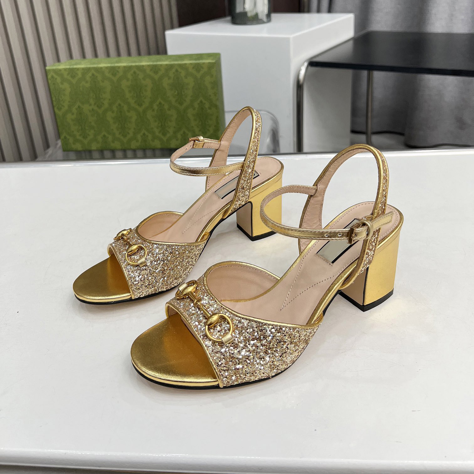 2024 Date de haute qualité sandales brillantes pantoufles femmes bling luxe en cuir véritable mode talon épais slingback boucle en métal chaussures de fête robe marque designer