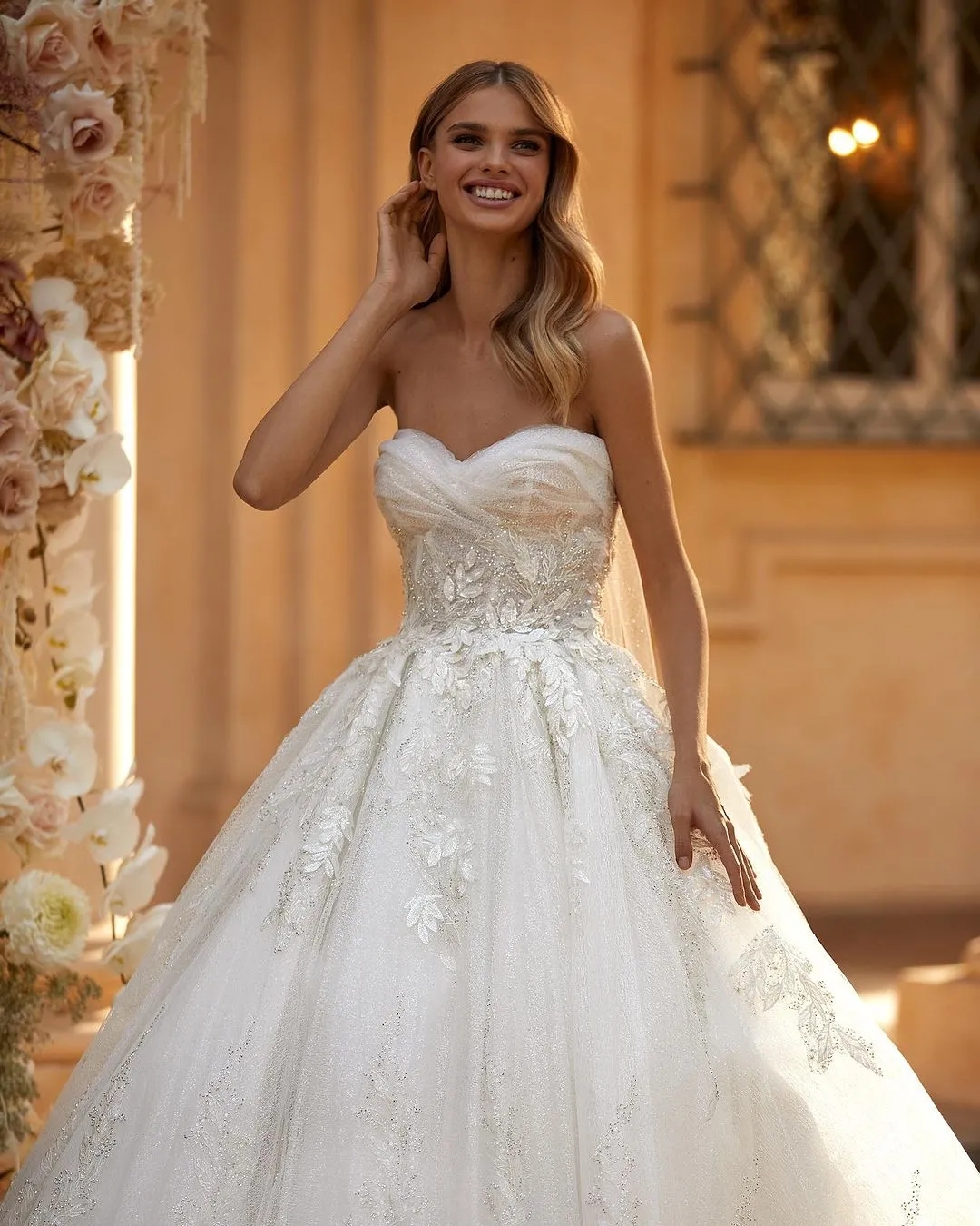 Classique Une Ligne Femmes Robe De Mariée Chérie Sans Manches Robes De Mariée Appliques Perles Balayage Train Robe Sur Mesure Robes de Novia YD