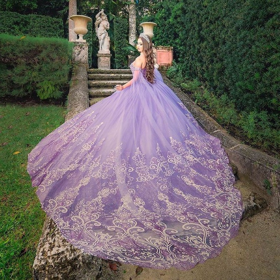 Charro mexikanska vestidos de 15 a os lilac quinceanera klänningar med cape blommor applqiue korsett söt 16 klänning abiti da cerimonia2329