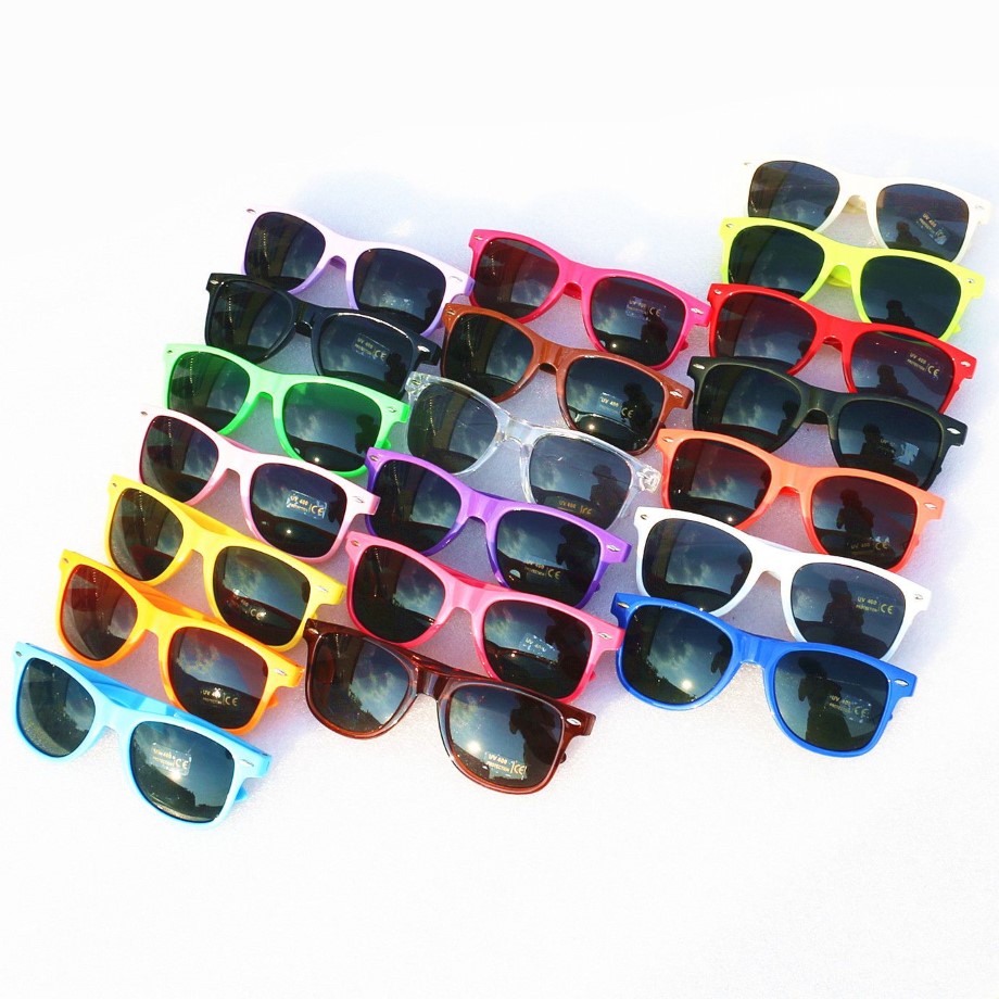 20 piezas / lote Gafas de sol clásicas multicolores para hombres Mujeres y hombres Gafas de sol de playa Gafas de sol para niños UV400 Estilo cuadrado 310g