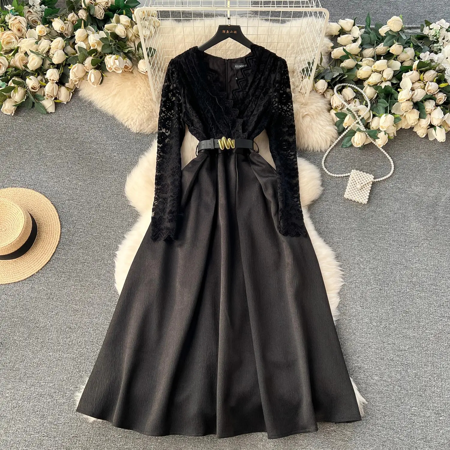 Abiti casual di base Pista di lusso Ricami Patchwork di pizzo Abiti midi le donne Elegante scollo a V Hollow-Out manica lunga Abito marrone nero 2024