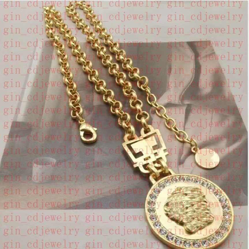 Collana stilista Collana con lettera V Ciondolo Banshee Testa di Medusa placcata oro 18 carati da donna VE6329l