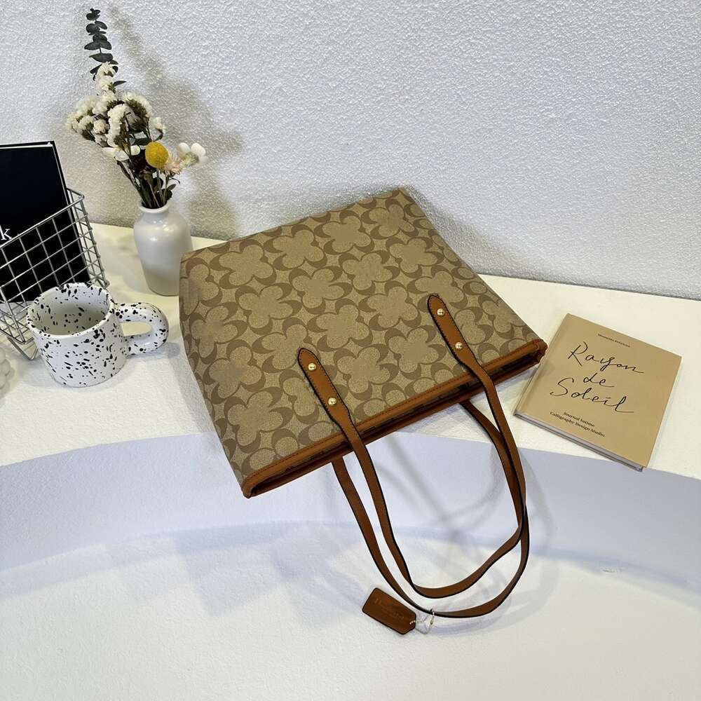 Fabrik grossisthandelsdesigner Nya kvinnors väskor Olay New Classic Love Printed Shopping Bag Pendlar med sughandtag på Tote