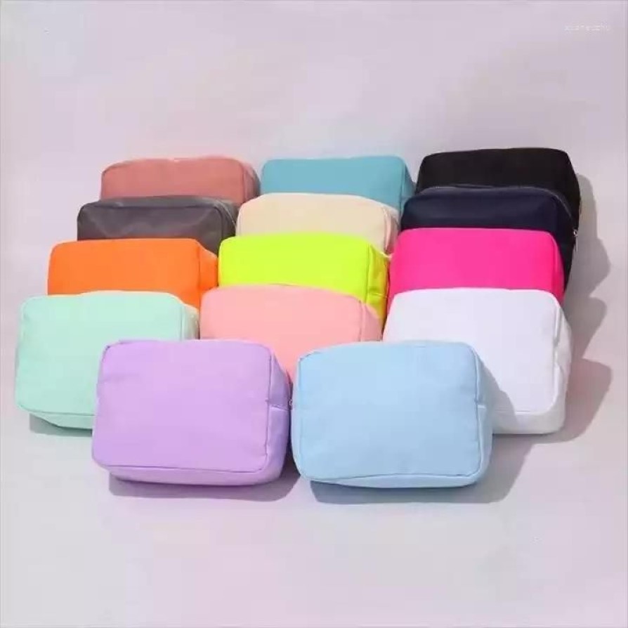 Kosmetiska väskor 12 färger personliga brudtärnor gåva nylonpåse smink påse resor toalettartiklar chenille varsity brev patch318d