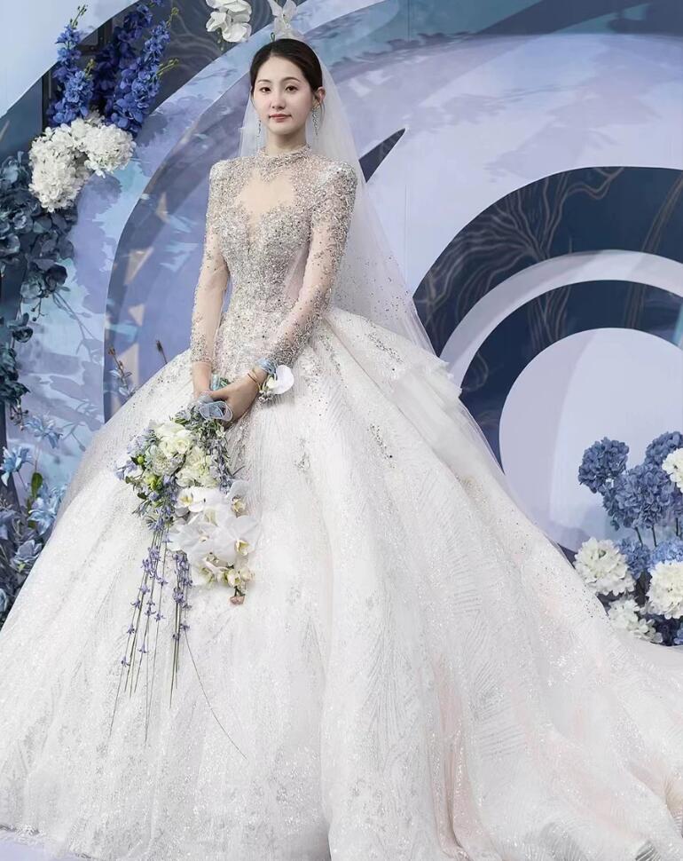 2024 Abiti da sposa scintillanti di lusso Abiti da sposa Arabo Dubai Pieghe Vintage Cattedrale di treno maniche lunghe Abito da sposa Custom Made Robe de Mariage