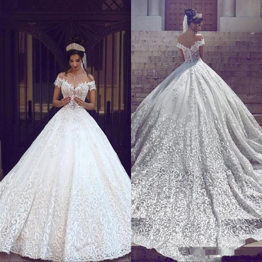 Glamorösa a-line bröllopsklänningar Dubai lyxiga korta ärmar från axelapplikationerna rygglösa med svep tågskikt brud go226f