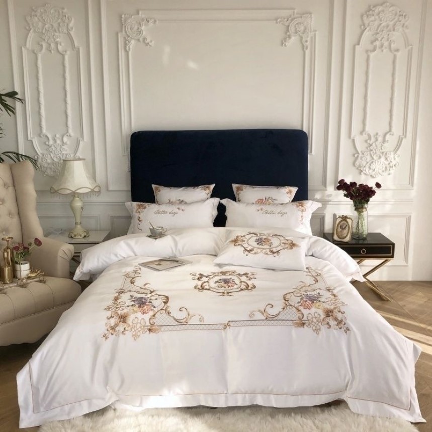 Set di lenzuola piatte con angoli King Queen Size Copripiumino grigio bianco Chic ricamo 4 pezzi Set di biancheria da letto in cotone di seta sintetica di lusso 2011995