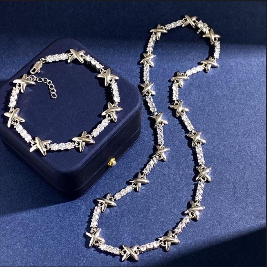 Nuevo diseño Collar colgante Cobre Chapado en oro de 18 quilates Metal brillante Letras X Micro incrustaciones de diamantes Pulsera de lujo para mujer Pendiente Cou2674
