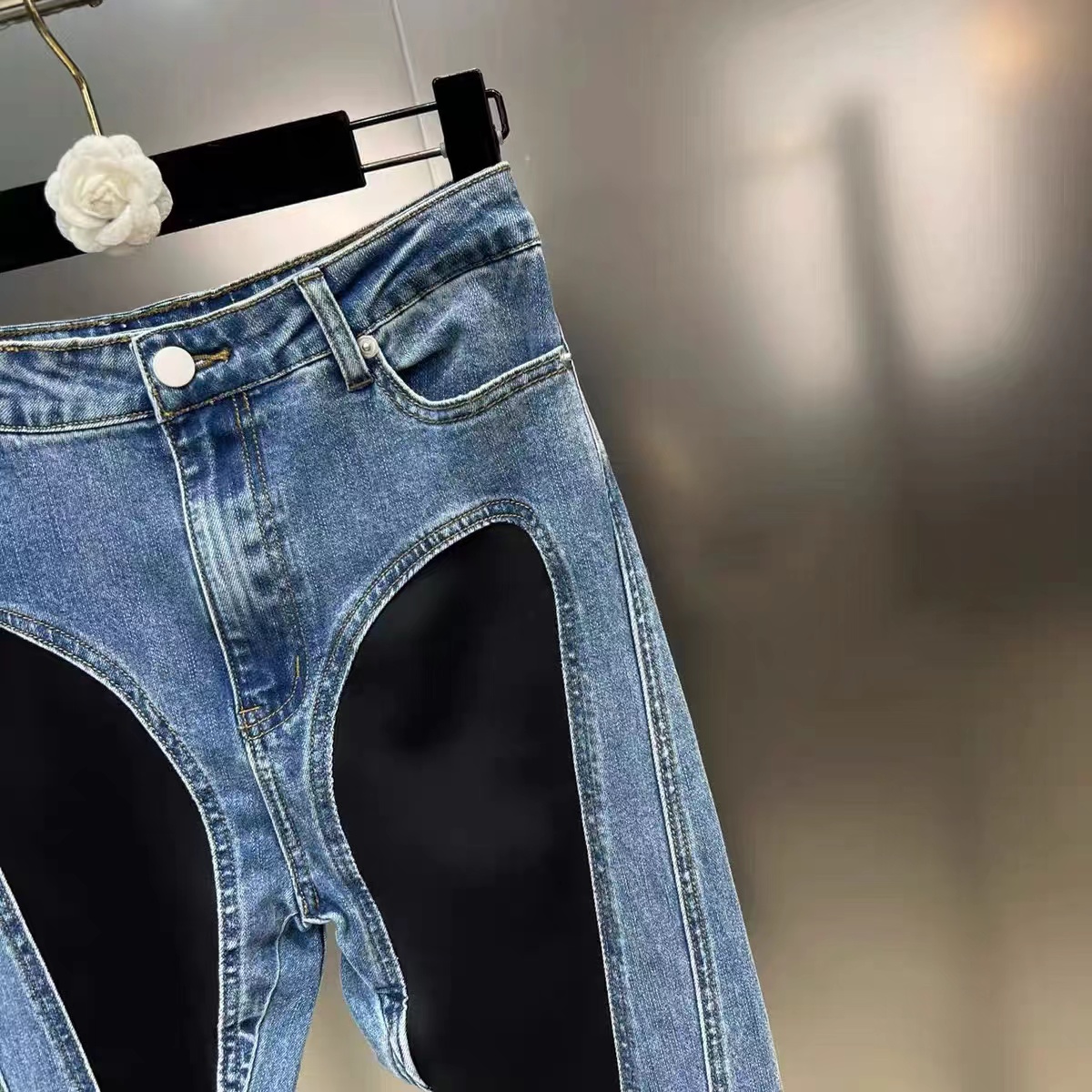 Kostenloser Versand 2024 Blau getäfelte gerade lose Damenjeans Designer Logo Knöpfe Damen Denim getäfelte Hose 3114