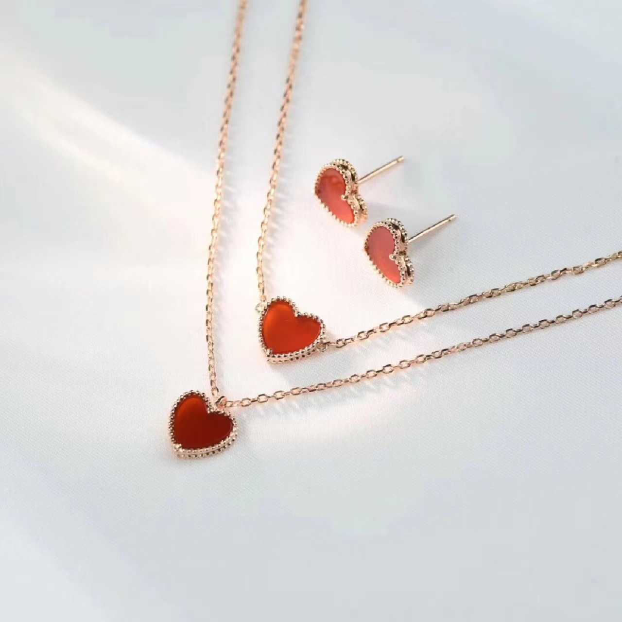 Colar V 925 prata esterlina Fanjia pequeno colar de coração vermelho banhado com brincos de coração em forma de coração em ouro rosa 18K pulseira de coração de pêssego versão alta
