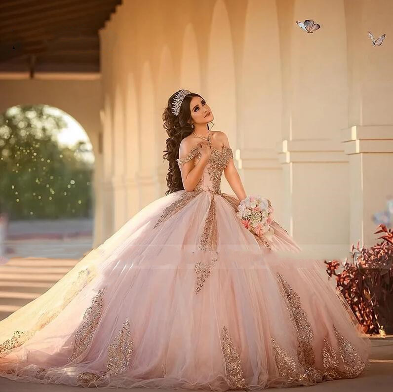 Sparkly Pink Quinceanera Dresses 2024 Ball Gown Rose Gold Lace Applique Pärlad Princess Sweet 16 Prom Dress Birthday Party Vestido de 15 0311