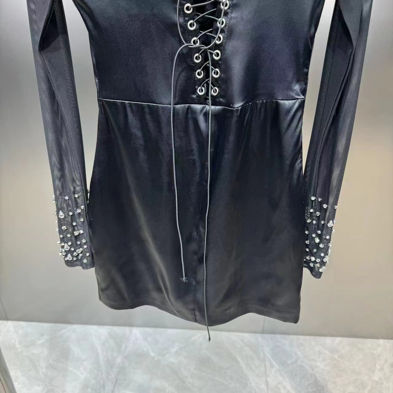 Vinatge 2024 Черные женские платья из сетчатой пряжи с круглым вырезом и открытой спиной, длинными рукавами и бриллиантами, дизайнерское платье высокого класса 30910