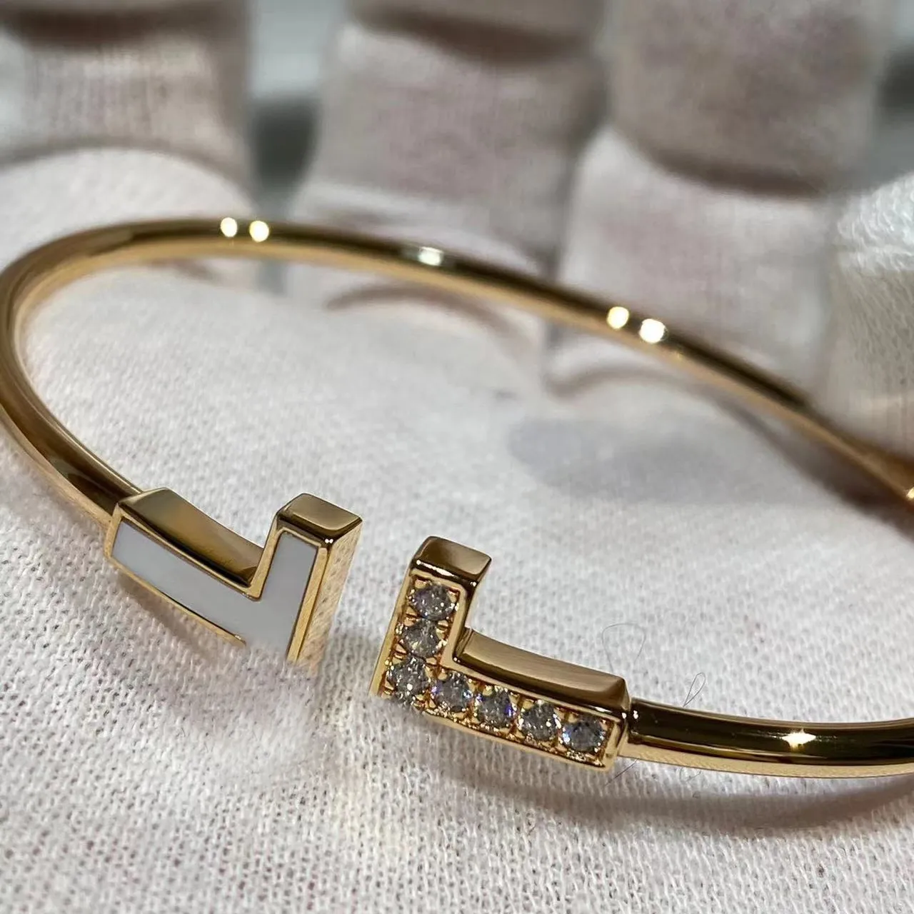 Pulsera de joyería de moda, pulsera de oro de diseñador, ágata, concha blanca, pulsera de oro de 18 quilates doble con forma de C altamente pulida y pulsera con apertura de diamantes, regalo