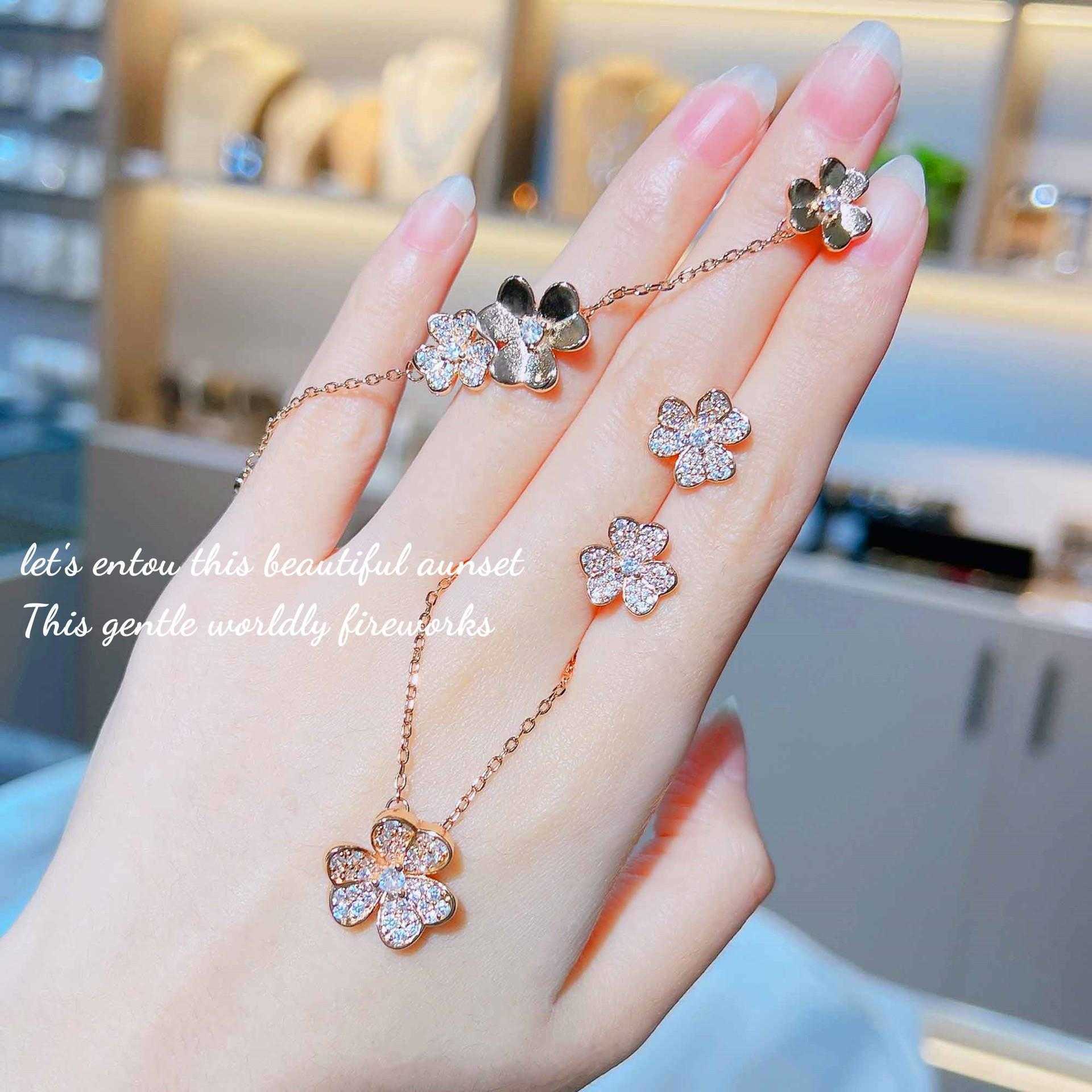 V-ketting Klassieke Lucky Clover-ketting Hanger vol diamanten Bloemblaadjes Bloemarmband Licht Luxe Klein netwerk Rode oorbellen Vrouw