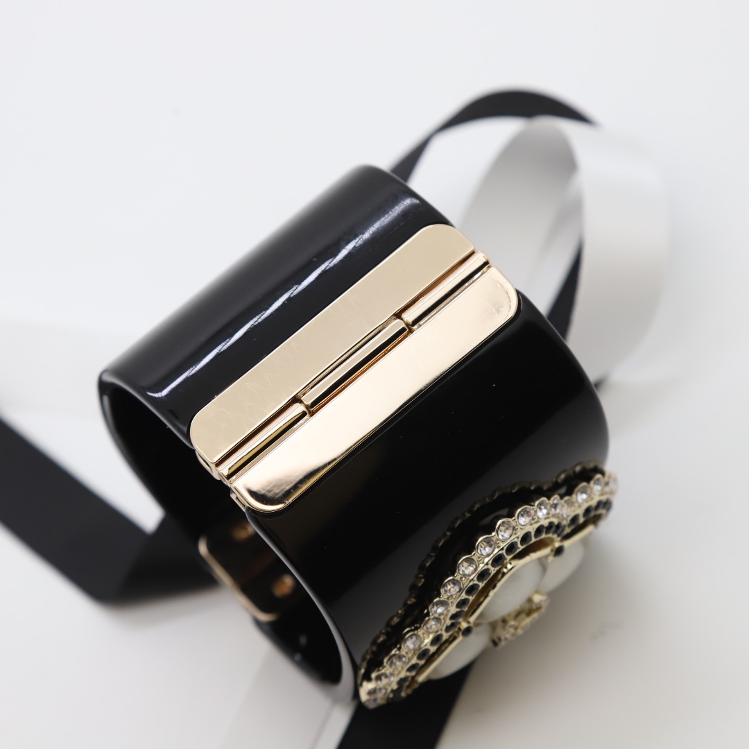 Gli influencer europei e americani dell'INS condividono la stessa versione ampia del quadrifoglio con strass acrilico di fascia alta del grande braccialetto da donna