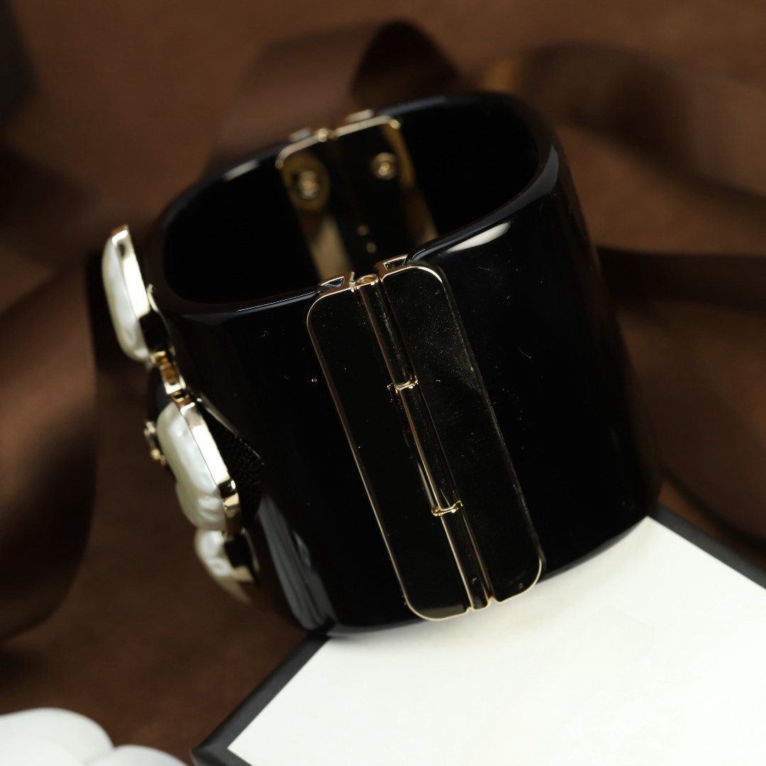 High Quality Black Acrylic Petal Exaggerated Large INS Style European And American Electroplated Gold New Snap On Bracelet