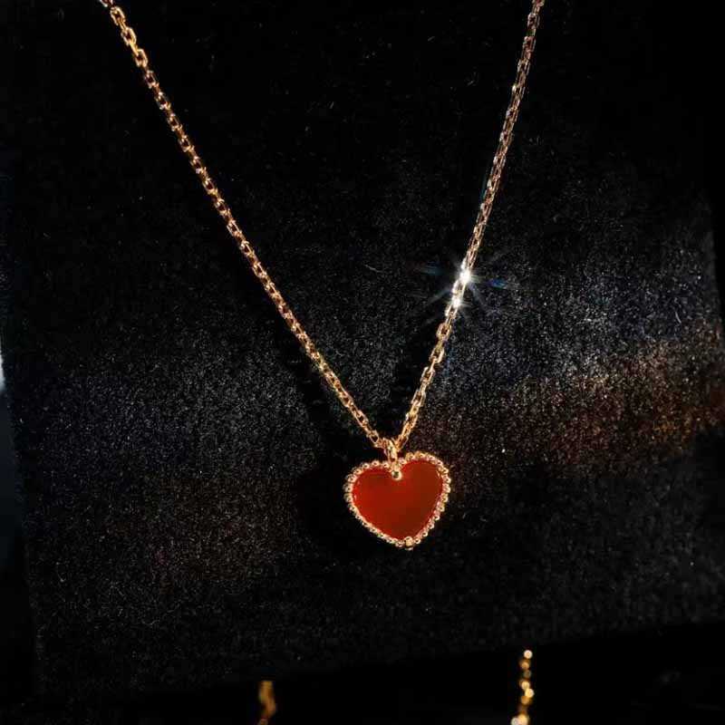 V-Halskette Fanjia LUCKY Love Red Jade Medal Rose Gold Halskette 925 Silber Classic Heart Shaped Pendant Collar Chain Gift