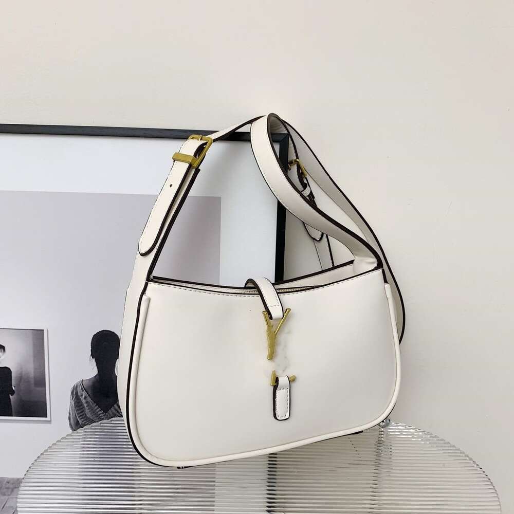 Nuovo prezzo all'ingrosso del designer Borsa di moda Nuova famiglia Stessa fibbia in metallo Lettera Hobo Piccola borsa quadrata Sotto ascella Singola spalla Cinturino da donna portatile